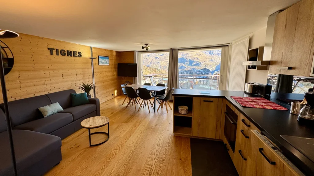 Salon d’un appartement à louer à Tignes avec espace de vie confortable, canapé et ambiance lumineuse en montagne