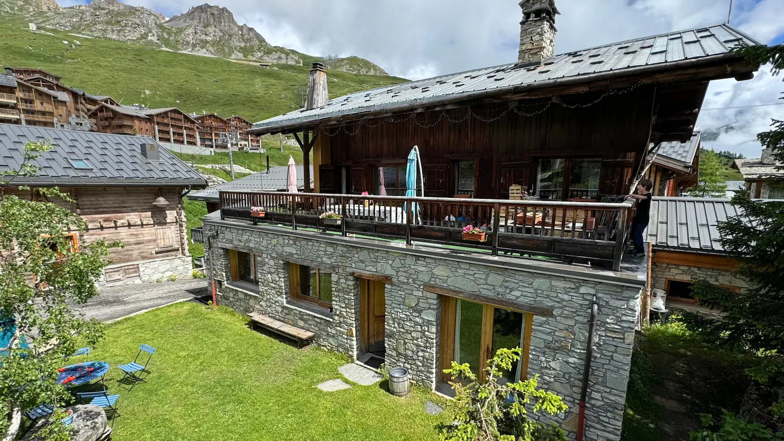 Appartement à Tignes avec vue extérieure et jardin, environnement calme et agréable en montagne idéal pour un séjour confortable