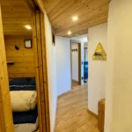 couloir avec accès chambre lit double