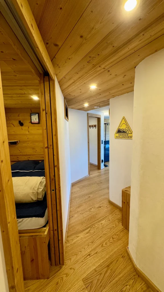 couloir avec accès chambre lit double