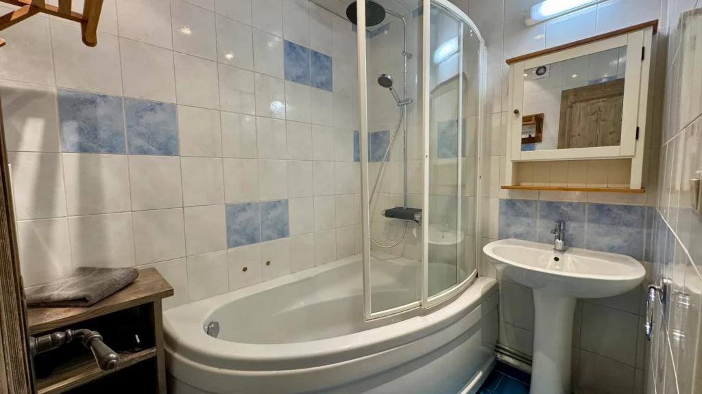grande salle de bain avec baignoire dans l'appartement Toviere à tignes