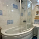 grande salle de bain avec baignoire dans l'appartement Toviere à tignes