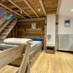 Chambre à Tignes avec lit double et canapé-lit vue sous un autre angle, espace confortable et fonctionnel pour un séjour à la montagne
