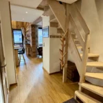 couloir avec escalier menant à l’étage dans appartement à tignes