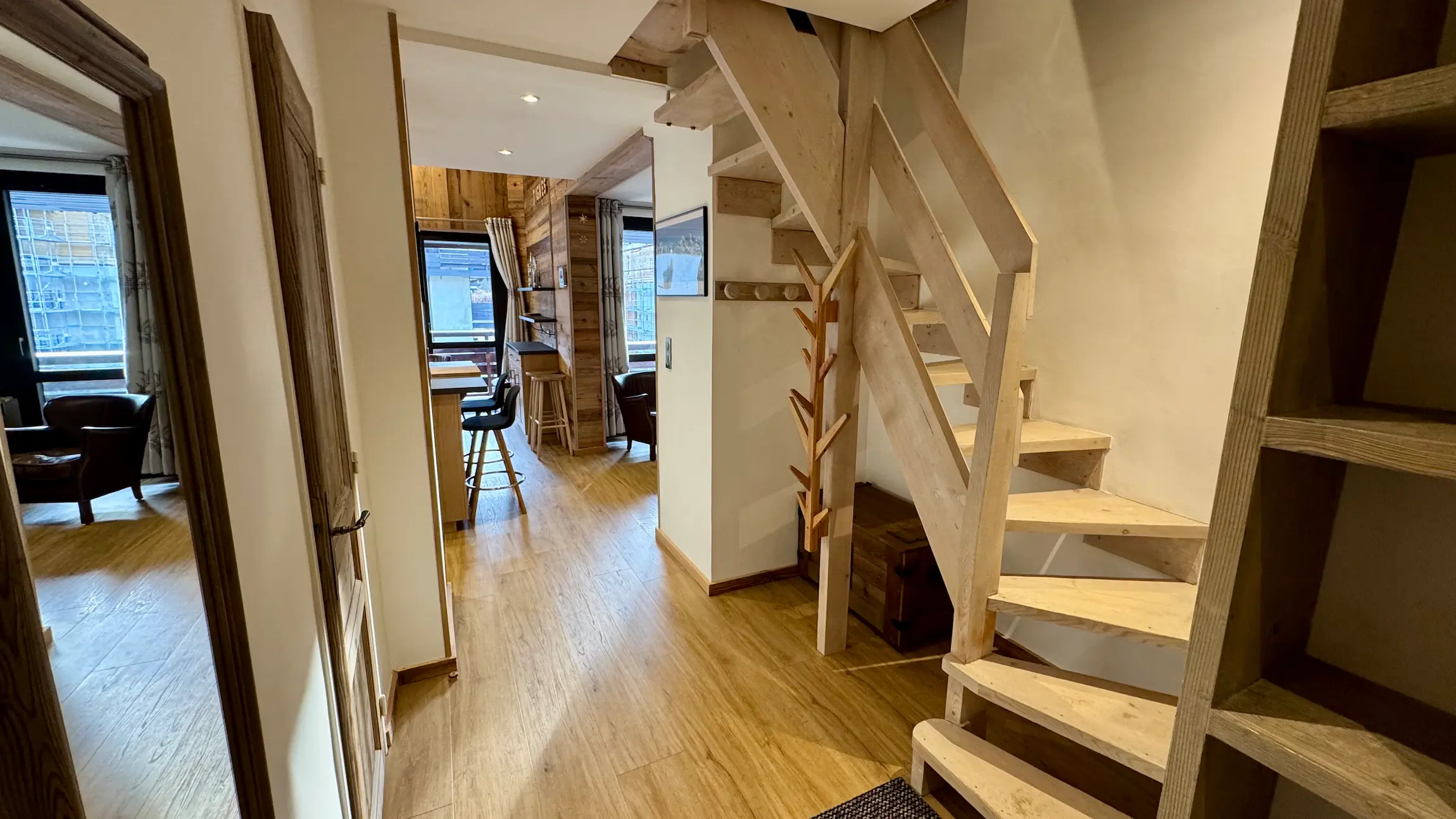 couloir avec escalier menant à l’étage dans appartement à tignes
