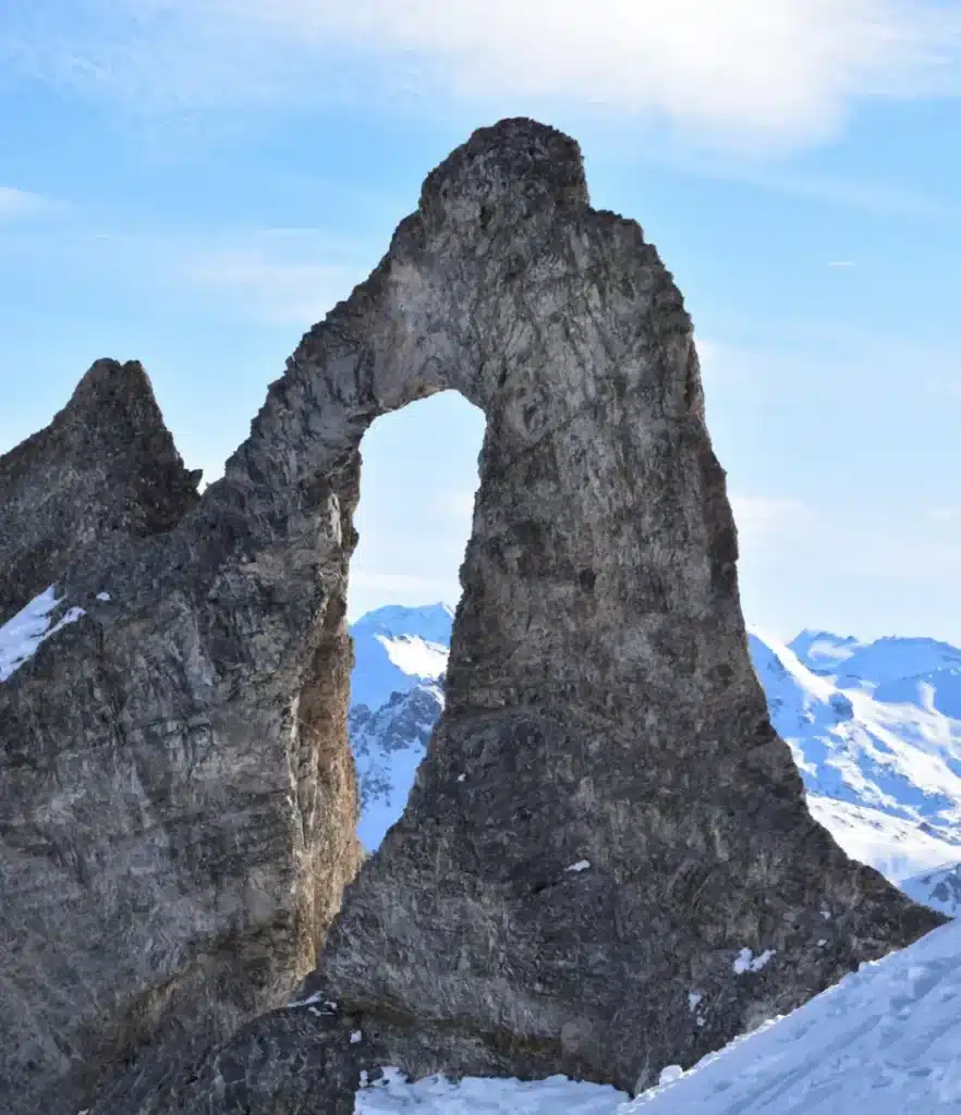 Vue vertical depuis l'Aiguille Percée à Tignes avec la station et les montagnes enneigées des Alpes en arrière-plan