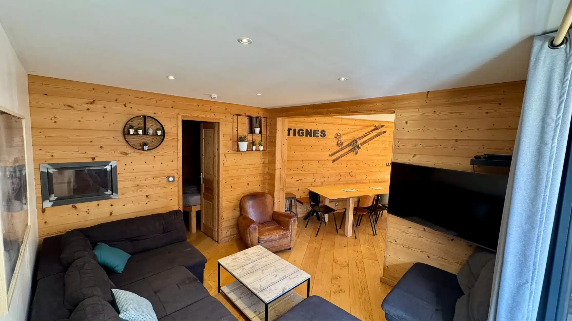 Salon confortable d'un appartement en location à Tignes dans les Alpes