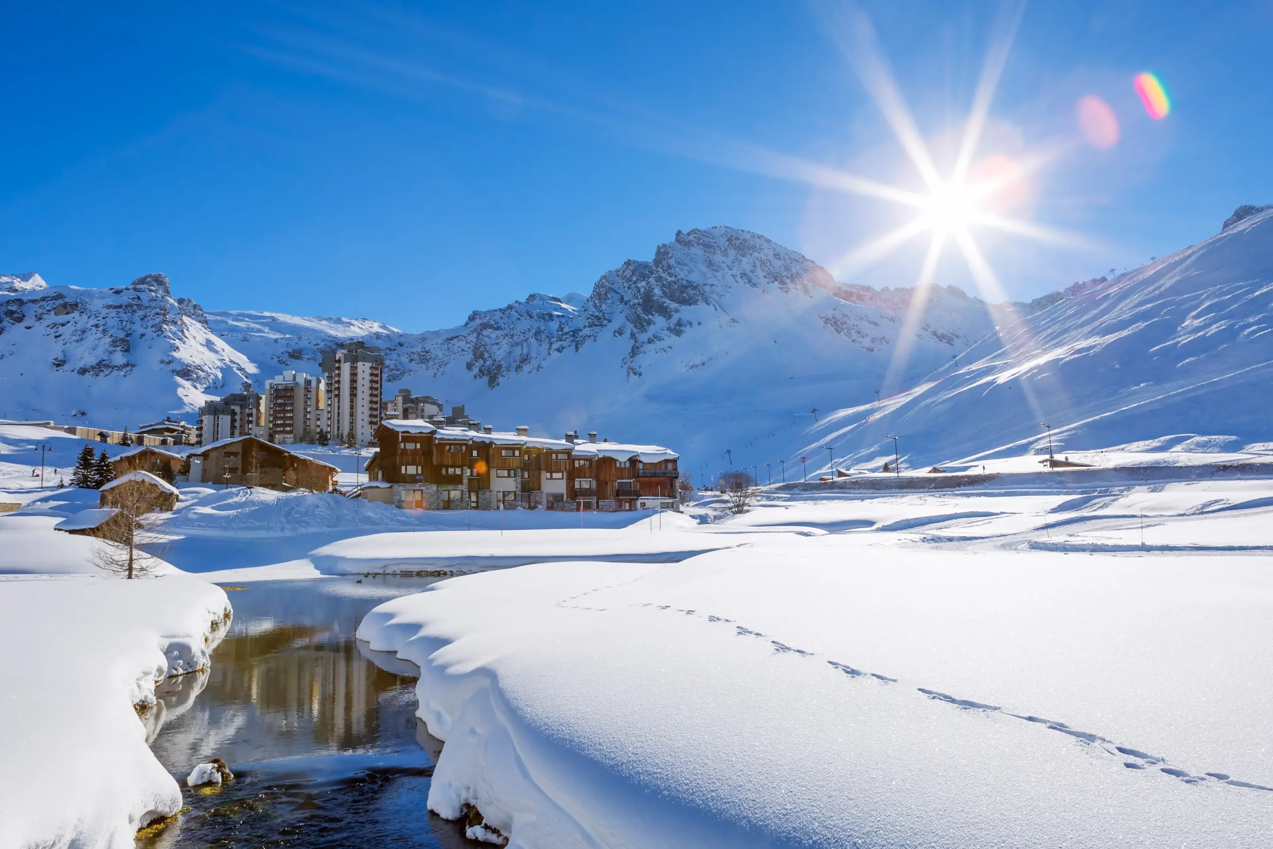photo avec une vue de la rivière de Tignes avec des paysages enneigé et vue sur la station