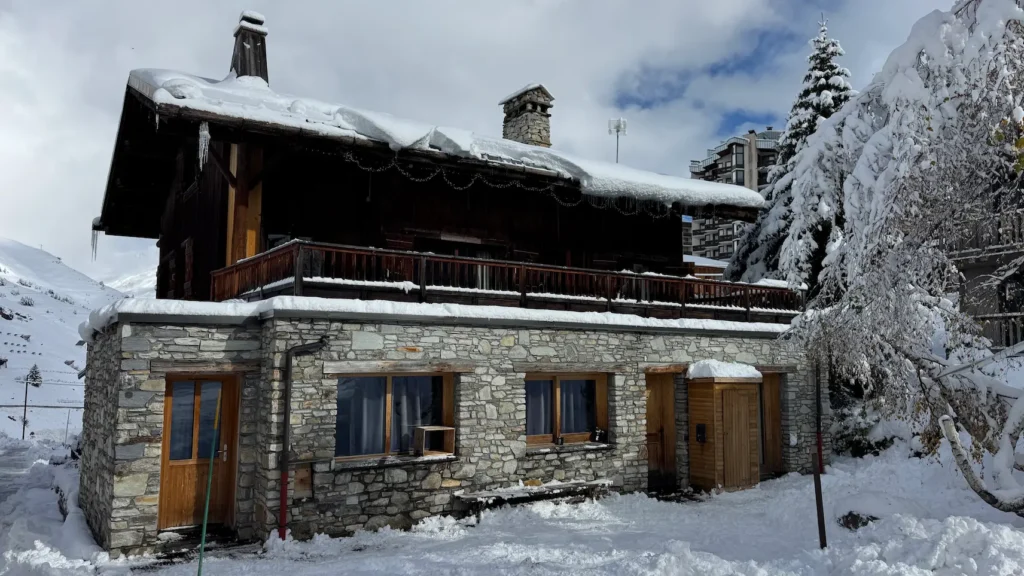 Appartement en chalet de montagne à louer entouré de neige en hiver