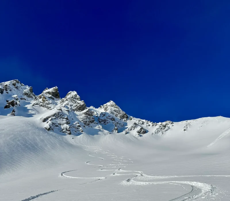 Montagnes enneigées à Tignes sous un grand ciel bleu