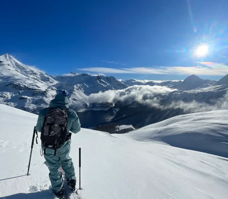 Skieur en randonnée à ski dans la neige poudreuse en montagne