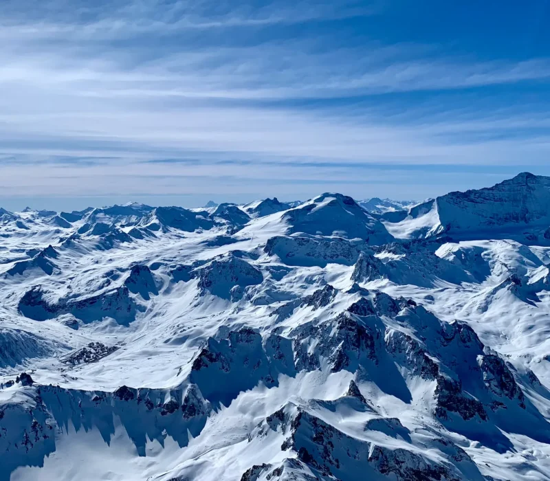 Point de vue sur les montagnes enneigées à Tignes, paysage alpin spectaculaire avec sommets recouverts de neige