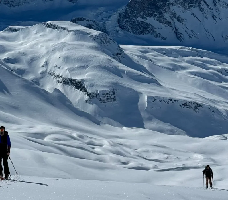 Randonnée en ski en montagne sur neige, skieurs progressant en hors-piste dans un paysage alpin hivernal