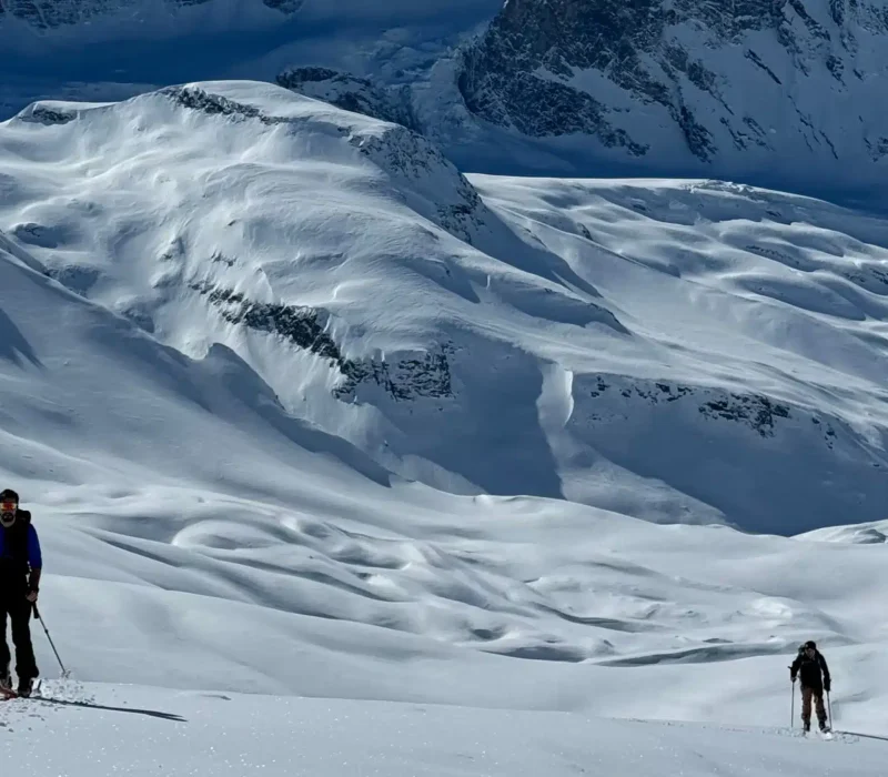 Randonnée en ski en montagne sur neige, skieurs progressant en hors-piste dans un paysage alpin hivernal