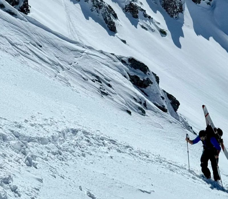 Activité de freeride à Tignes en montagne, skieur évoluant en hors-piste dans un paysage alpin enneigé