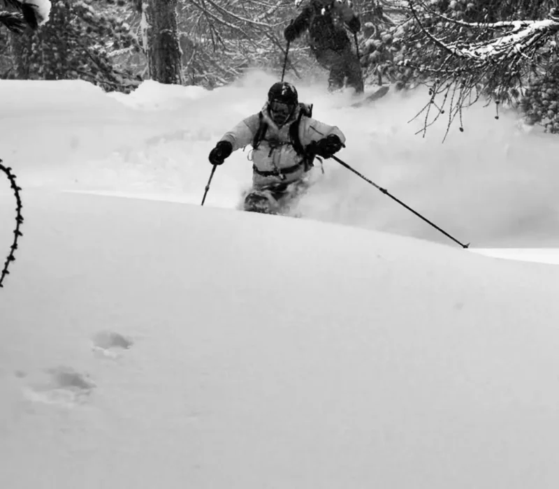 Skieur pratiquant le ski freeride en montagne sur neige poudreuse