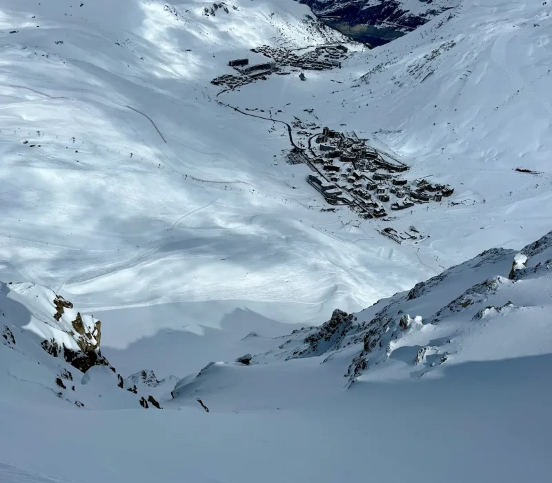 Vue panoramique sur Tignes depuis un sommet enneigé des Alpes