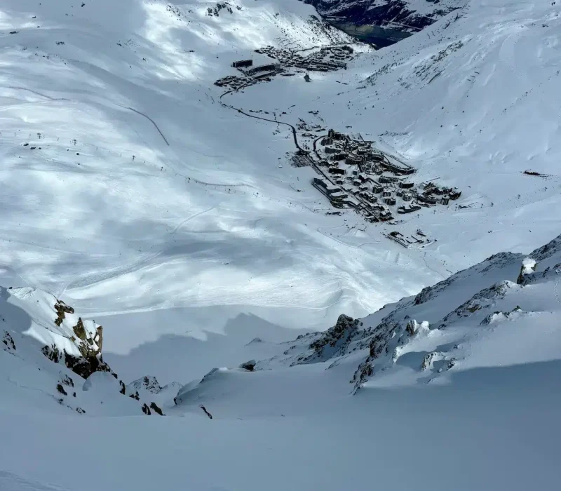 Vue panoramique sur Tignes depuis un sommet enneigé des Alpes